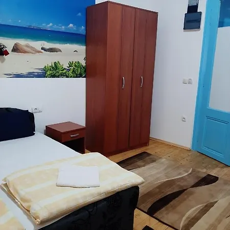 Sobe Hostel Rooms Bela Lada Milovana Vidakovica4 Novi Sad Centar Love hotel *
